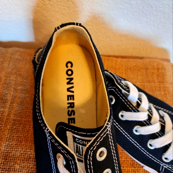 Converse Classic Chuck Taylor Low Top Size 7 - Picture 2 of 9